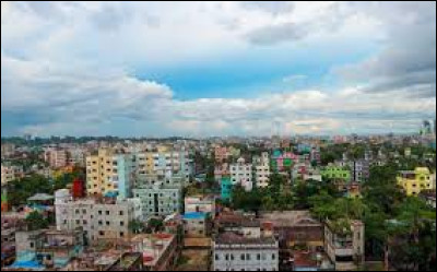 Dans quel pays se situe la ville portuaire de Chittagong ?