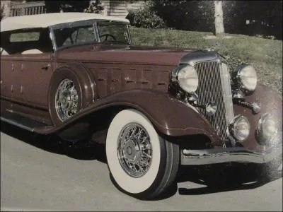 La Chrysler Imperial . Tandis que l'Amrique subit les consquences de la crise de 1929, Chrysler lance une automobile de prestige au sommet de sa gamme. Elle date de . .