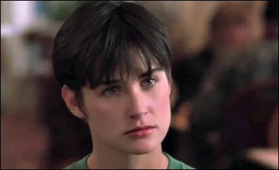 Belle comme le ____ et divorcée de Bruce qui s'en arrache encore les cheveux, Demi jouait, durant sa grande période, dans la ____ des grands. Sachant tirer son _______ du jeu, elle gagnait des ______ et des cents. Pourtant, à ses côtés, bien des jolis curs se seraient contentés de vivre de Moore et d'eau fraîche.