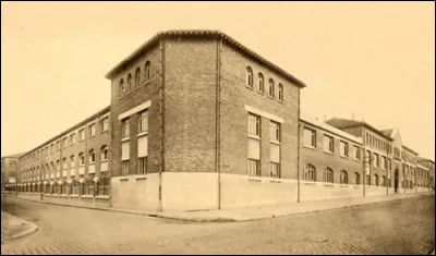 C'est dans une salle de classe du collège technique et moderne de la ville de Reims que fut signé le 7 mai 1945 l'acte de reddition sans condition des forces armées allemandes.