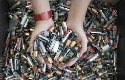 Pourquoi est-il fortement conseillé de rapporter les piles en magasins plutôt que de les jeter dans la nature ?