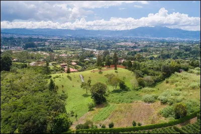 Heredia est à la fois une province et sa capitale qui lui donne son nom. Dans quel pays, réputé pour son volcanisme et son écotourisme, irez-vous la découvrir ?