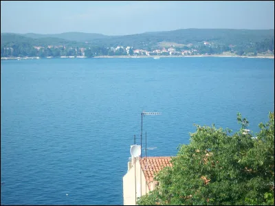 L'Istrie forme une péninsule montagneuse en mer Adriatique, très appréciée des touristes et des artistes pour le charme de ses villes et villages en bord de mer. Quels pays se la partagent ?