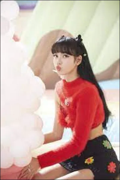 Dans le groupe, elle est...