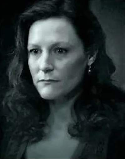 C'est le garde-chasse de Poudlard.
Il s'est fait casser sa baguette magique.
C'est un professeur de soins aux créatures magiques.