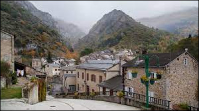 Petit village de 45 habitants de la haute vallée de l'Aude, sur l'Aiguette, Sainte-Colombe-sur-Guette se situe dans l'ancienne région ...