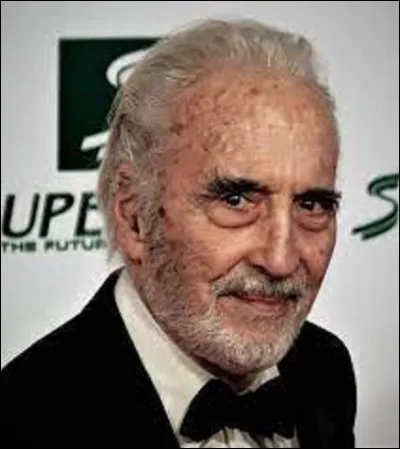 Acteur, producteur, orateur, musicien, chanteur et photographe, Christopher Lee né le 27 mai à Belgravia (Londres), et meurt à Chelsea le 7 juin 2015. Jouant dans des films notables comme ''L'Homme au pistolet d'or'', James Bond de 1974, ou ''Star Wars, il reste aussi mémorable dans la trilogie ''Le Seigneur des anneaux'' tourné entre 2001 et 2003. Quel rôle y interprète-t-il ?