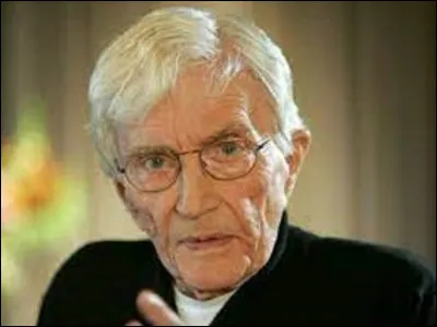 Blake Edwards, de son vrai nom William Black Crump, est un acteur, producteur, réalisateur et scénariste né le 26 juillet à Tulsa (Oklahoma), et mort le 15 décembre 2010 à Santa-Monica (Californie). Surtout reconnu comme réalisateur, notamment ''Diamants sur canapé'' en 1961, ''Victor Victoria'' en 1982, et la trilogie de la série des ''Panthères rose''. Quel acteur est la vedette de ce dernier ?