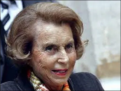 Née le 21 octobre, Liliane Bettancourt meurt le 21 septembre 2017. Femme d'affaires, fille unique d'Eugène Schueller, fondateur, entre-autres, de l'Oréal, veuve de l'ancien ministre André Bettancourt, elle était la première actionnaire de ce groupe. En 2016, d'après le magazine Forbes, elle est la 11e personnes la plus riche du monde, et la femme la plus riche. À combien est estimée sa fortune ?
