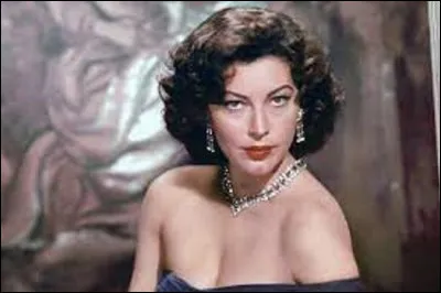 Née le 24 décembre à Grabtown (Caroline du Nord), Ava Gardner est une icône du cinéma, tournant dans des films comme : ''Les Tueurs'' en 1946, ''Mogambo'' en 1953, ''La Comtesse aux pieds nus'' en 1954, ou encore ''La Nuit de l'Iguane'' en 1964. Elle ne fut qu'une fois nominée aux Oscars, en 1954. En 1989, quel chanteur français lui rend hommage avec le titre ''La Beauté d'Ava Gardner'' ?
