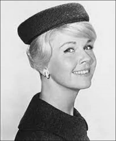 Née Mary Ann Von Kappelholff, dite Doris Day, elle voit le jour à Cincinnati (Ohio) le 3 avril. Actrice, chanteuse et productrice, elle a joué dans plus de quarante films avec la compagnie Warner Bros et enregistré plusieurs albums avec Columbia Records.
 Dans quel long métrage d'Alfred Hitchcock de 1956, tourna-t-elle ?