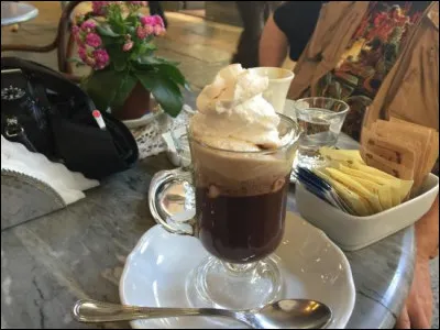 Cette boisson de Turin est un mélange d'expresso, chocolat chaud, lait et crème fouettée.