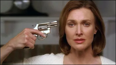 Séries télé : Comment s'appelle la femme qui se suicide au début de la série "Desperate Housewives" ?