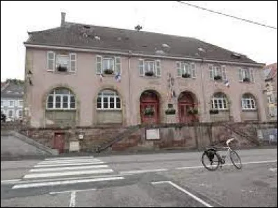 Nous sommes dans le Grand-Est, à Lorquin. Commune de l'aire urbaine Sarrebourgeoise, elle se situe dans le département ...