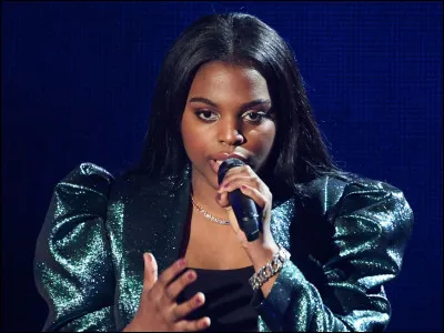 Cette chanteuse peut-elle être qualifiée de chanteuse à voix ?