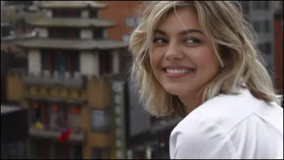 Cette femme est-elle une chanteuse à voix ?