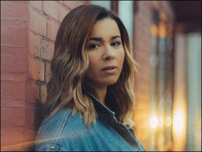 Est-elle une chanteuse à voix ?