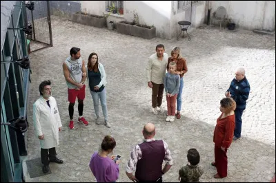 Un film sorti le 20 octobre 2021 sur Netflix. Quel est ce film, qui est une comédie, réalisé par Dany Boon, dans lequel on peut voir Dany Boon, François Damiens, Laurence Arné, Yvan Attal, Alison Wheeler, Tom Leeb, Liliane Rovère et Elie Semoun ?