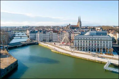 Cette ville du New Jersey, de 65 000 habitants, est située en bordure de la baie de l'Hudson, à l'ouest de la ville de New York. Son nom lui aurait été donné par des huguenots français.