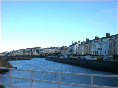 Cette ville du Maine, peuplée de 32 000 habitants, a pris le nom de cette ville d'Irlande du nord et de son abbaye.