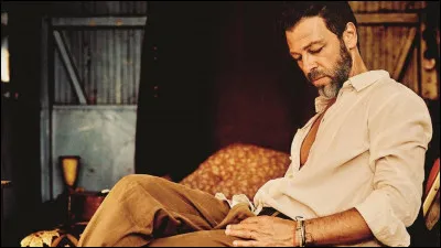 Cet homme est-il un chanteur &agrave; voix ?