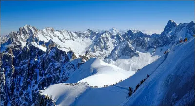 Val comme Vallée Blanche : quelle est la longueur de cet immense glacier français sur lequel vous pourrez faire une inoubliable randonnée de printemps (si vous êtes bon skieur) ?