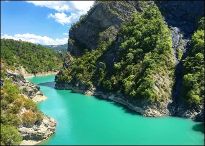Monteynard : le lac de Monteynard, situé au pied du Trièves, est un barrage construit sur le Drac, pour la centrale hydro-électrique EDF.
Dans quel département peut-on y faire de la planche à voile, ou s'y baigner ?