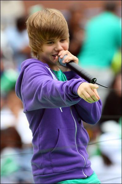 Quand Justin s'est cass le pied, a-t-il continu  chanter ?