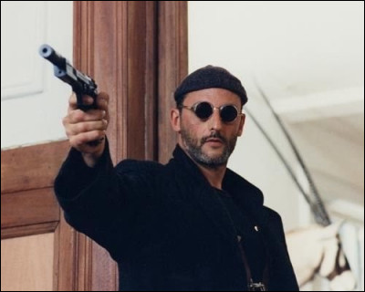 Dans quel film Jean Reno est-il un tueur à gages prenant une jeune orpheline sous son aile ?
