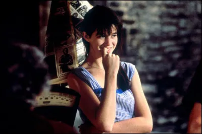 Quel cinéaste français a réalisé "La Petite voleuse" (1988) avec Charlotte Gainsbourg ?