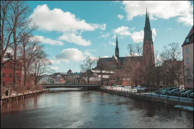 Dans quel pays se situe la ville d'Uppsala ?