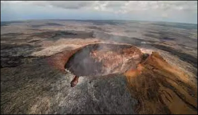 Quels sont les deux volcans présent dans le parc national des volcans d'Hawaï ?