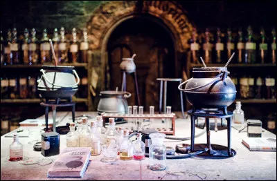 Qu'obtient-on lorsqu'on ajoute de la racine d'asphodèle en poudre à une infusion d'armoise ?