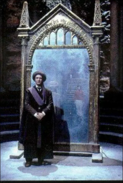 Comment s'appelle le miroir qui permet de voir la chose dont on rêve le plus au monde ?