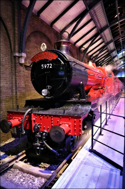 Comment s'appelle le train qui emmène les élèves à Poudlard ?