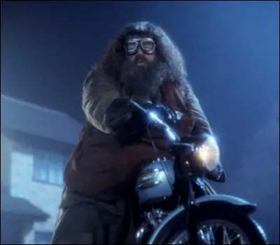 Qui a prêté la moto volante à Hagrid lorsqu'il va chercher Harry dans les décombres de la maison ?