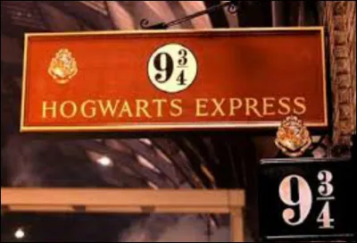 Dans la gare de King's Cross, comment Harry devine-t-il que les Weasley sont des sorciers ?