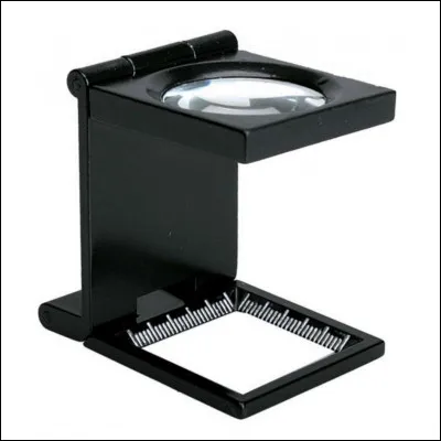 Quel est le nom de cette loupe pliable et graduée à sa base ?