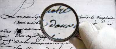 Comment se nomme la science du déchiffrement des écritures anciennes ?