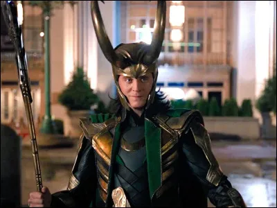 Sur cette photo, nous voyons Tom Hiddleston jouer ..., dans "Avengers".