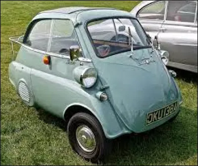 Cette petite voiture est une Fiat 500.