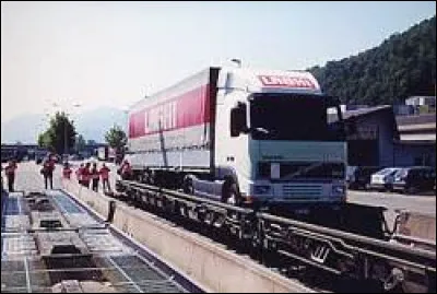 Comment appelle-t-on ce procédé consistant à transporter des poids lourds sur des trains ?