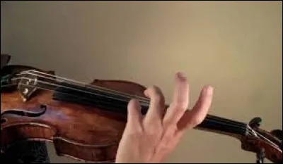 Quelle est la note que l'on produit avec le premier doigt en troisième position sur la corde de la ?