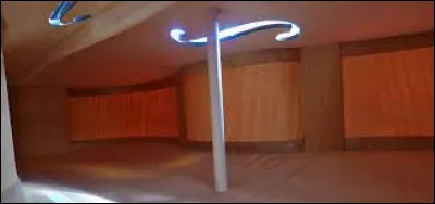 Quel est le nom de la petite pièce de bois située à l'intérieur du violon, et qui permet que le son fonctionne ?