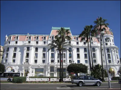 Le Negresco est un hôtel 5 étoiles de grand luxe datant de 1913 et situé sur la Croisette à Cannes.