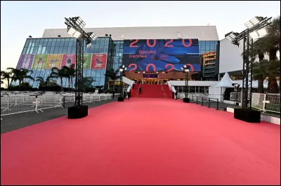 Cannes est connue mondialement pour son Festival annuel de cinéma international et son célèbre tapis rouge.