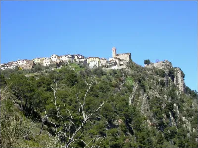 Gourdon, l'un des plus beau village de France, perché sur un pic vertigineux (760m) est surnommé le "Nid d'Aigle".