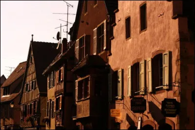 Réputée pour son clocher et ses portes, nous voici de nouveau près de Colmar pour la huitième ville !
