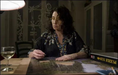 Dans quel film Noémie Lvovsky est-elle une femme mystérieuse et solitaire ?