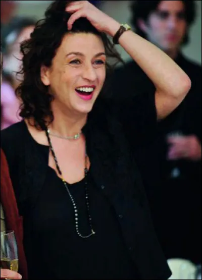 Dans quel film Noémie Lvovsky est-elle l'amie d'une baba-cool qui fait honte à sa fille ?